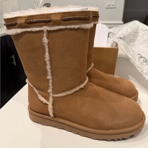 UGG Classic Shearling Boot Box in Brown
